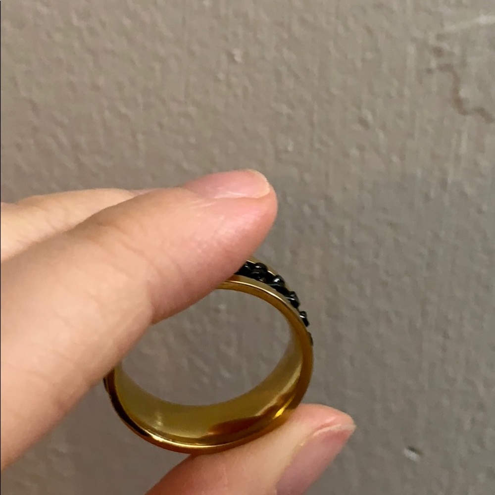 • Men’s ring • - Picture 2 of 2